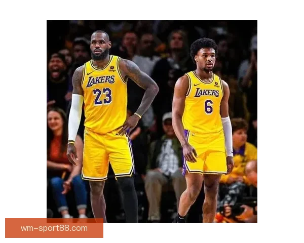 詹姆斯父子打高尔夫遭遇惊险 鳄鱼现身水中老詹勇敢捡球